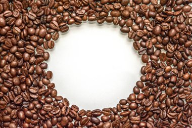 Kahve çekirdeklerinin soyut arkaplanı ve ortasında fotokopi alanı