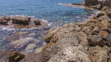 Açık havada kayalık sahil manzarası                               