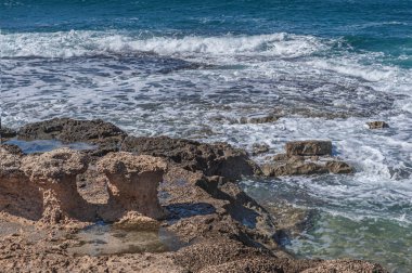  Açık rüzgarlı havada kayalık sahil manzarası