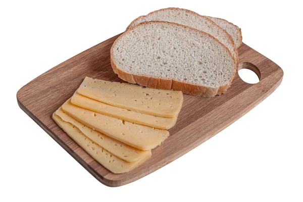 Käse Und Brotscheiben Auf Einem Hölzernen Küchenbrett Isoliert Auf Weiß — Stockfoto