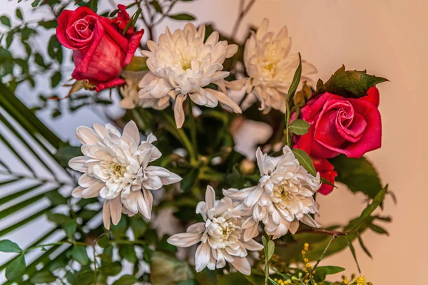 Blumen Hintergrund Strauß Von Rosen Und Chrysanthemen — Stockfoto