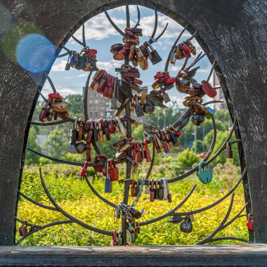 Parktaki bir kafesin üzerindeki asma kilitlerin romantik arkaplanı