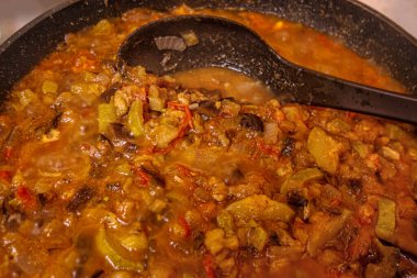 Tavada sotelenmiş sebzeler.