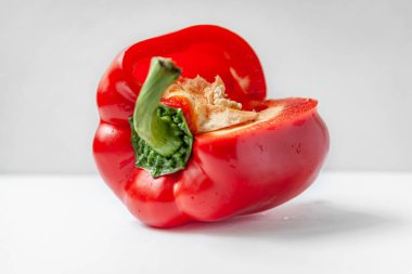 Hafif arkaplanda taze kırmızı dolma biber