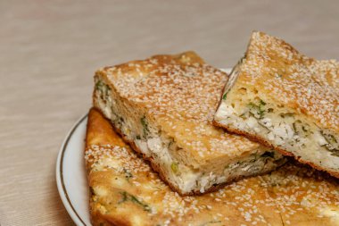 Ev yapımı peynirli turta ve otlar kapanıyor.