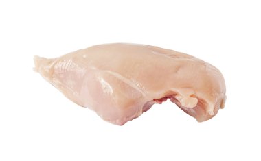 Çiğ tavuk filetosu beyaza izole edilmiş. Yakın plan.