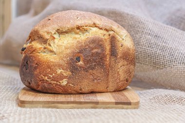 Kuru üzümlü, fındıklı ve şekerli meyveli ev ekmeği makinesinde pişirilmiş tatlı ekmek