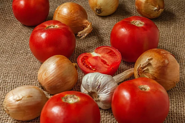 Naturaleza Muerta Tomates Cebollas Ajo Sobre Tela Arpillera — Foto de Stock