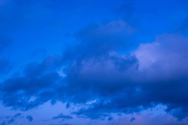 dramatik bulutlu gün batımının soyut arkaplanı mavi saat