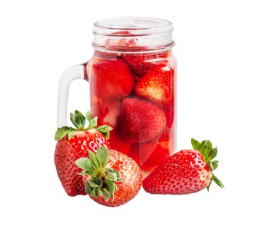 Beyaz üzerine izole edilmiş çilek içeceği dolu kavanoz.