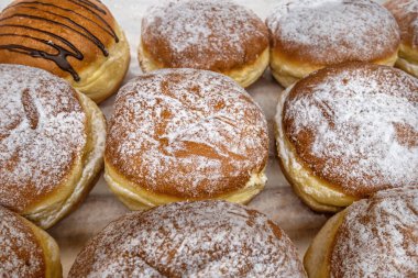 Tatlı taze çörekler bir pastanede tezgahta