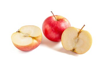 Kişisel bir bahçede yetişen sulu, tatlı, organik elmalar. Beyazların üzerinde izole edilmiş.