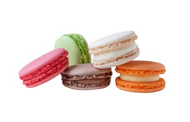 çok renkli badem kurabiyeleri beyaz üzerine izole edilmiş.