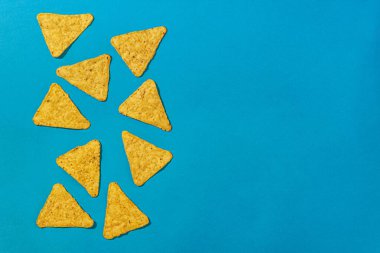 Mavi arkaplanda nachos çipleri