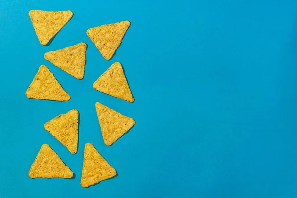 Mavi arkaplanda nachos çipleri