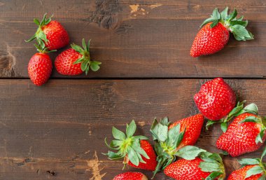 Ahşap bir yüzey üzerinde mis kokulu çilekler. Yaklaş.