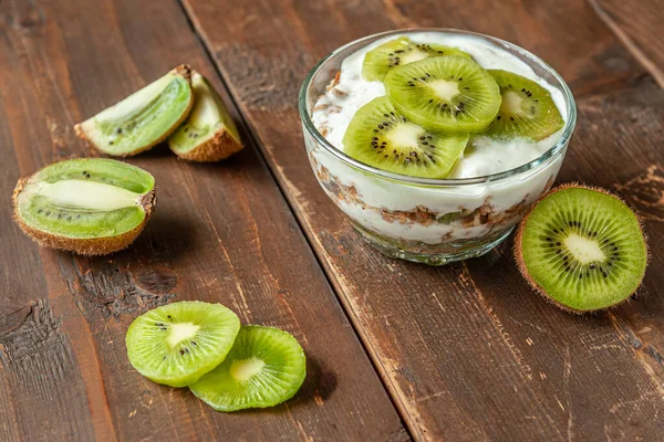 Hausgemachtes Köstliches Mehrschichtiges Dessert Aus Joghurt Müsli Und Kiwi Früchten — Stockfoto