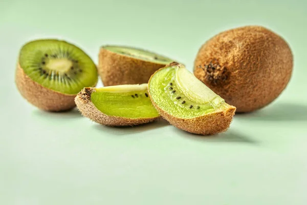 Kiwi Segar Juicy Pada Permukaan Hijau Muda — Stok Foto