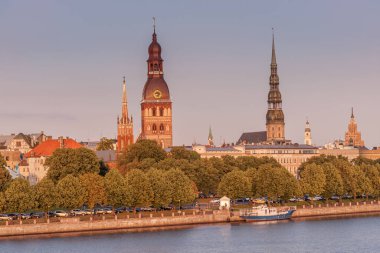 Gün batımında eski Avrupa şehrinin panoramik manzarası. Riga, Letonya