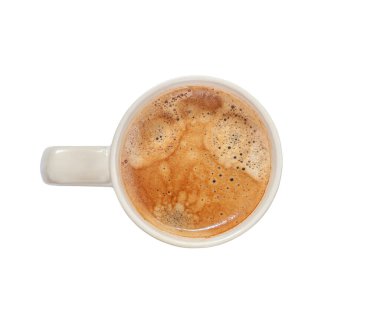 Beyaz üzerine izole edilmiş taze demlenmiş aromatik kahvenin üst görüntüsü.