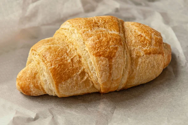 Croissant Croissant Crocante Saboroso Recém Assado Pergaminho Branco Perto — Fotografia de Stock
