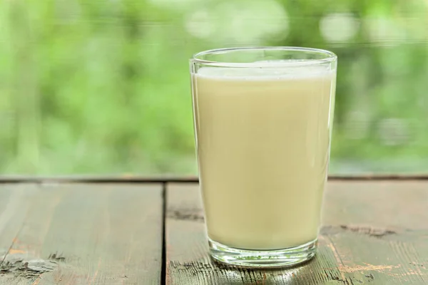 Verre Lait Bio Frais Sur Une Table Bois Près Fenêtre — Photo