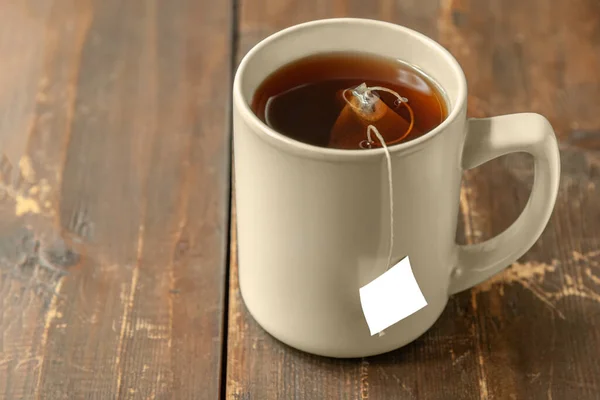 Tasse Tee Einer Tüte Auf Einem Holztisch — Stockfoto