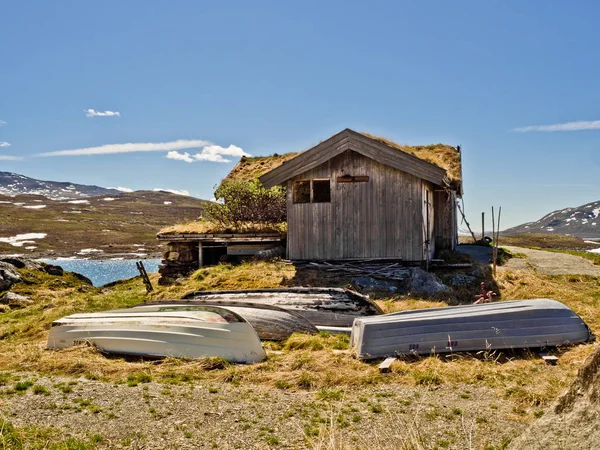 挪威的小屋，湖上有船（Vavatn）). — 图库照片