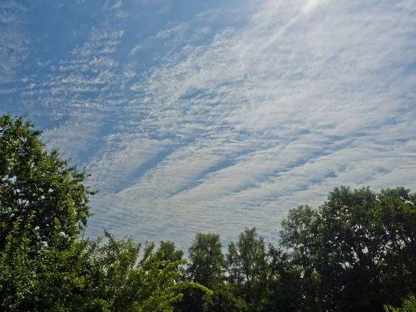 Franja en el cielo, formación de nubes raras . — Foto de Stock