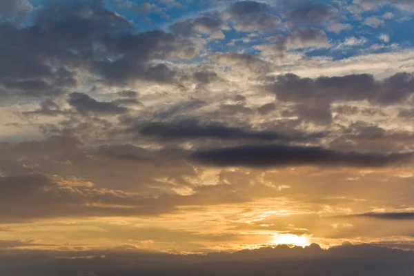 Seltene, schöne Wolkenbildung bei Sonnenuntergang am Abend — Stockfoto