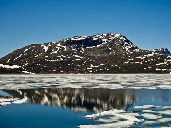 Cielo azul, montañas y hielo, Vavatn, Hemsedal, Noruega —  Fotos de Stock