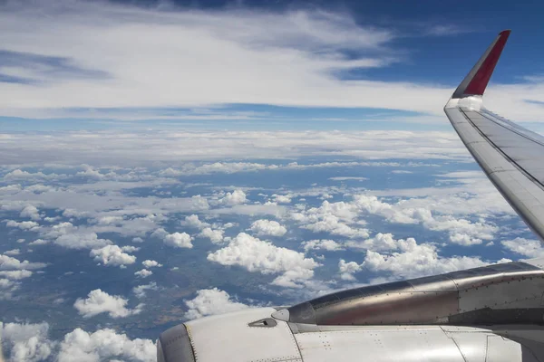 Vuelo sobre Bangkok, Tailandia. Nubes y panorama de la ciudad en avión . — Foto de Stock