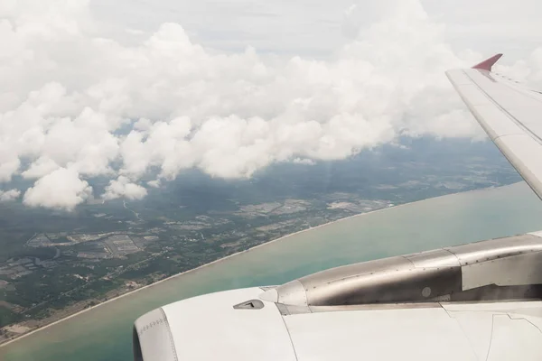 Let nad Surat Thani. Modrá voda v Thajsku s mraky. — Stock fotografie