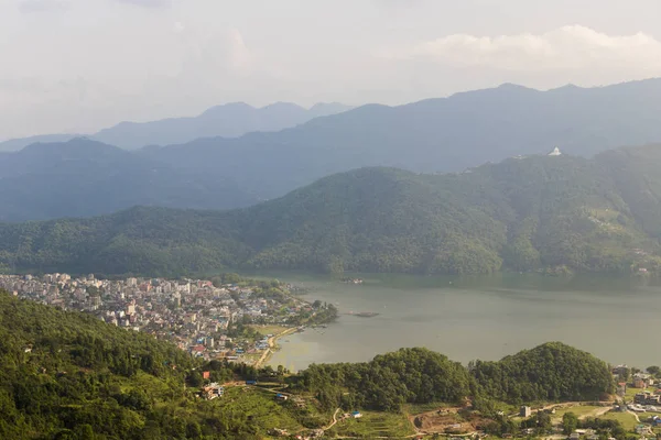 Phewa Lake, Lake Side, výhled na hory města, Pokhara, Nepál. — Stock fotografie