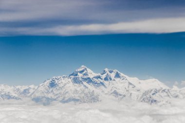 Himalaya 'daki Everest Dağı. Dünyanın en yüksek dağı 8848 metre..