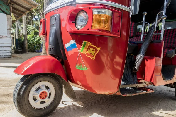 Transporte tailandês com triciclo, moto, táxi, mini ônibus