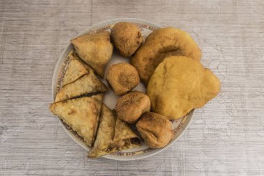 Samosalar Pakistan ve Hindistan 'dan gelen hamur köftelerini doldurdu..