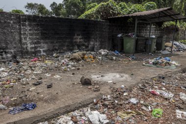 Kültür şoku, çöp ve yoksulluk Margao, Goa, Hindistan 'da.