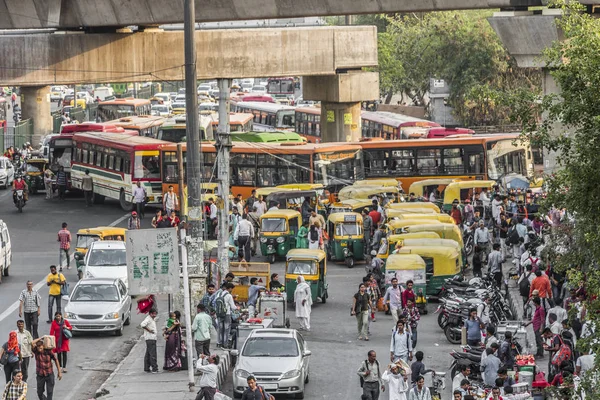 Büyük trafik Tuktukları, otobüsler ve insanlar Yeni Delhi, Delhi, Hindistan