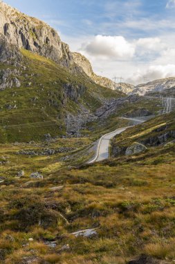 Kjerag Kjeragbolten yolu Norveç 'in inanılmaz manzarasında.