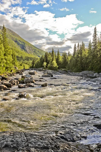 River of Rjukandefossen vízesés, hegyek, naplemente Hemsedal, Buskerud, Norvégia. — Stock Fotó