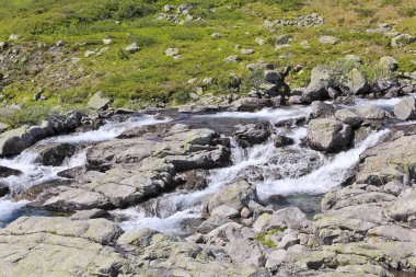 Vavatn Gölü 'nün yanındaki Storebottåne nehri. Hemsedal, Buskerud, Norveç.