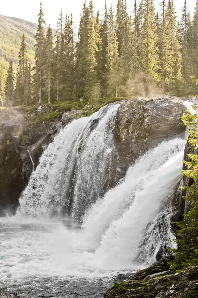 A legszebb vízesés Európában. Rjukandefossen Hemsedal, Buskerud, Norvégia. — Stock Fotó