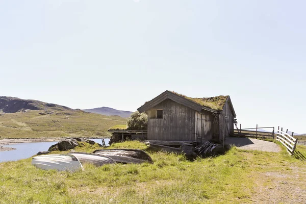 挪威赫赛达尔山谷湖畔有渔船的Idyllic小屋. — 图库照片