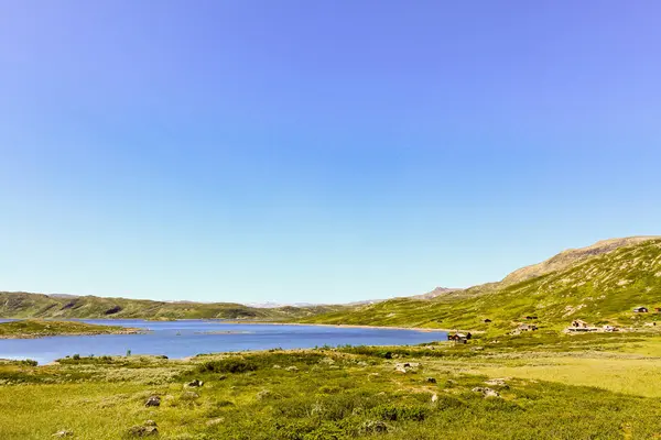 ヘムズダル,ブスケルド,ノルウェーの夏の間にVavat湖と山. — ストック写真