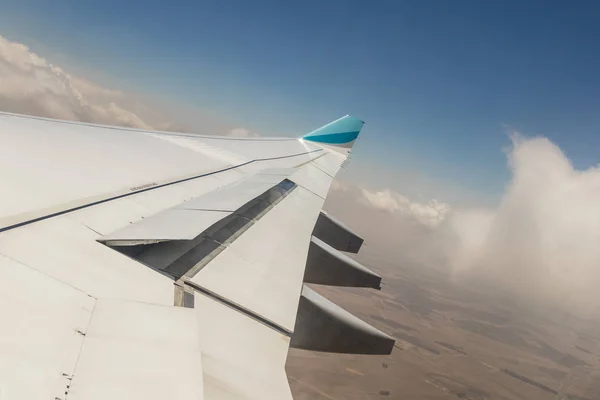 Pohled z okna letadla ve vysoké nadmořské výšce, turbíny po Africe. — Stock fotografie