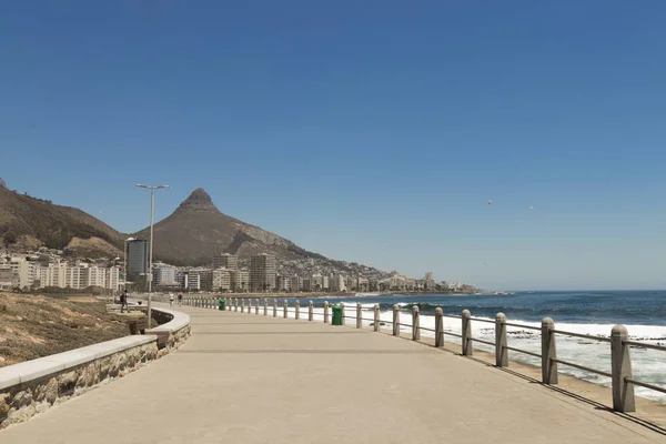 Montañas, hoteles Sea Point, paseo marítimo Ciudad del Cabo Sudáfrica . — Foto de Stock