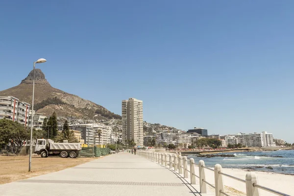 Montañas, hoteles Sea Point, paseo marítimo Ciudad del Cabo Sudáfrica . — Foto de Stock