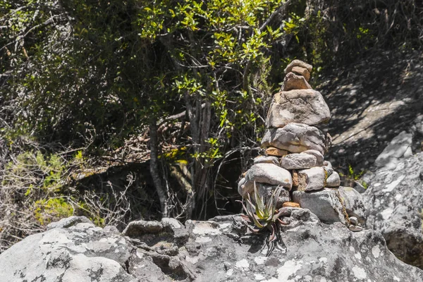 Gestapelte Steine als Wegweiser für Wanderer am Tafelberg. — Stockfoto