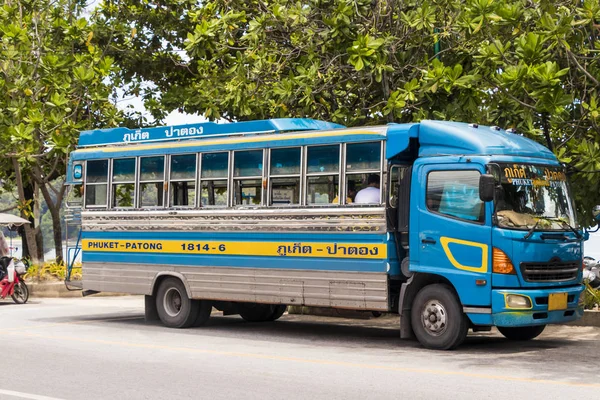 Ônibus público na parada de ônibus em Patong Beach, Phuket, Tailândia . — Fotografia de Stock